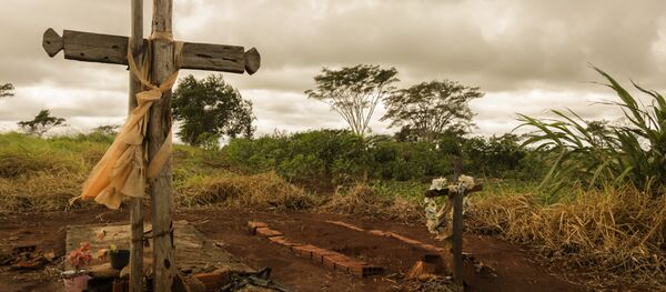 Túmulo dos indígenas Clodiodi Aquileu Rodrigues de Souza e Denilson Barbosa, em Caarapó. - Sputnik Brasil