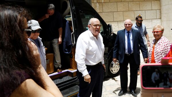 O advogado do presidente dos EUA, Donald Trump, Rudy Giuliani, chega antes de uma visita ao Centro Médico Hadassah, em Jerusalém. - Sputnik Brasil