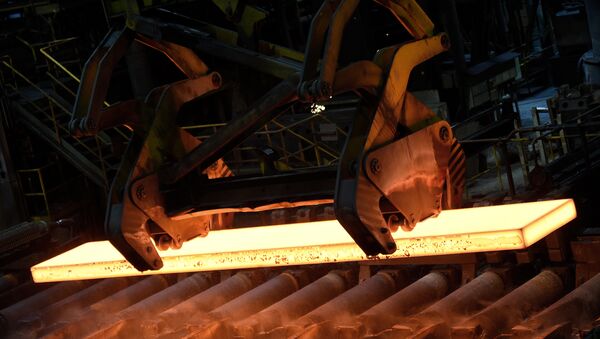 Steel is moved by a steel-worker in a mill at the plant of German steel company Salzgitter AG in Salzgitter, Lower Saxony on March 3, 2016 - Sputnik Brasil