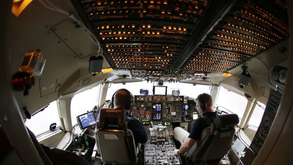Pilotos realizam verificação antes de decolar em um Boeing 757. - Sputnik Brasil