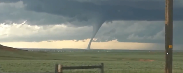 Homem captura formação de tornado em Laramie, Wyoming - Sputnik Brasil