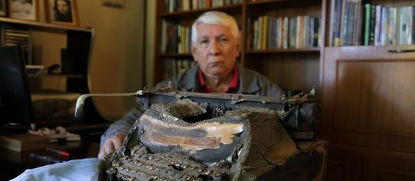 Escritor Brígido Ibanhes com sua máquina de escrever queimado pelo atentado que sofreu. - Sputnik Brasil