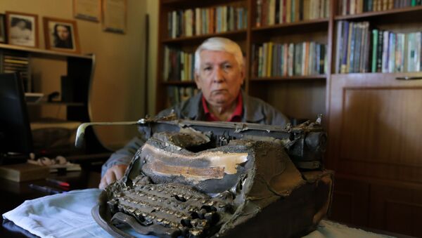 Escritor Brígido Ibanhes com sua máquina de escrever queimado pelo atentado que sofreu. - Sputnik Brasil