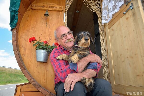 Hubert Wirth com seu cachorro - Sputnik Brasil