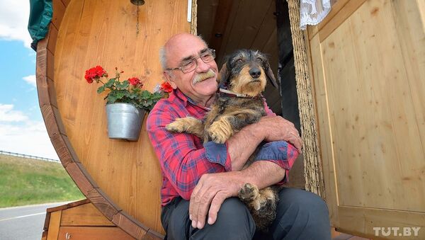 Hubert Wirth com seu cachorro - Sputnik Brasil