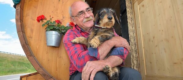 Hubert Wirth com seu cachorro - Sputnik Brasil