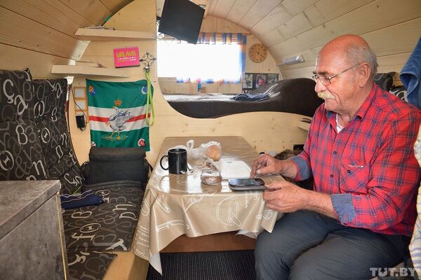 Hubert Wirth dentro do trailer em forma de barril de cerveja - Sputnik Brasil