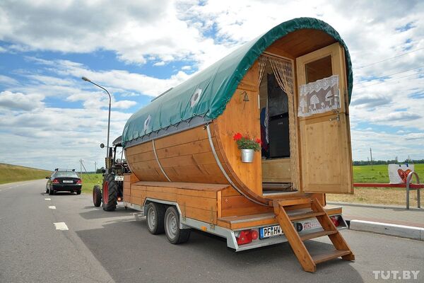 Casa móvel do alemão Hubert Wirth na estrada - Sputnik Brasil