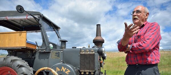 Hubert Wirth perto de seu trator - Sputnik Brasil