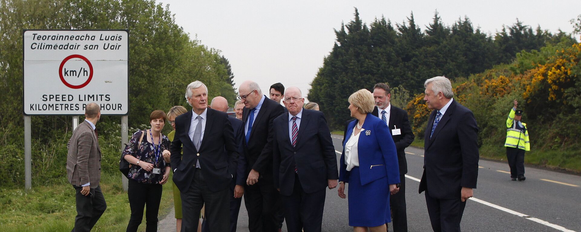 O então negociador-chefe da União Europeia para o Brexit, Michel Barnier (em primeiro plano, à esquerda), e o então ministro das Relações Exteriores irlandês, Charles Flanagan (no centro), caminham pela fronteira irlandesa perto de Castleblayney, na Irlanda, em 12 de maio de 2017 - Sputnik Brasil, 1920, 13.11.2024