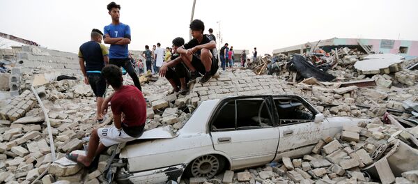 Pessoas se juntam no lugar de uma explosão no bairro de Sadr City em Bagdá, Iraque. - Sputnik Brasil