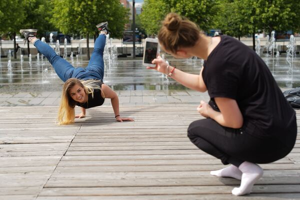 Garotas tirando fotos no parque Muzeon em Moscou. - Sputnik Brasil