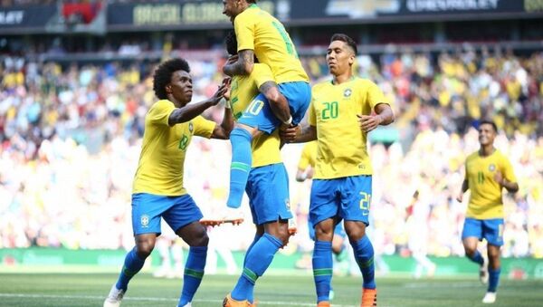Seleção brasileira comemora gol em amistoso contra Croácia - Sputnik Brasil