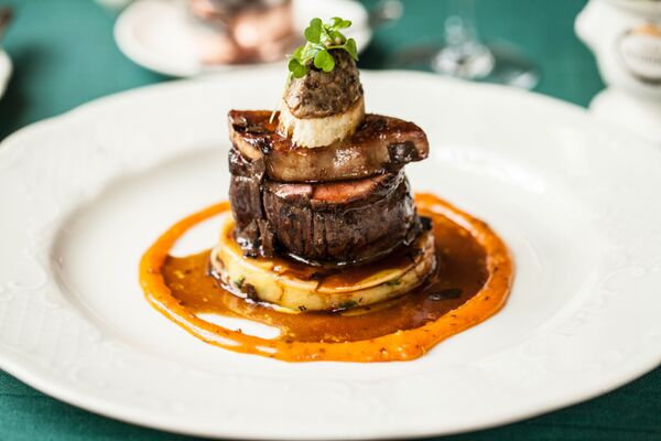 Bife à Rossini com foie gras e trufas ao molho madeira do restaurante da cozinha russa Café Pushkin - Sputnik Brasil