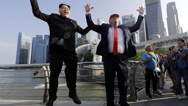 Sósias do presidente norte-americano, Donald Trump, e líder norte-coreano, Kim Jong-un, em Singapura - Sputnik Brasil