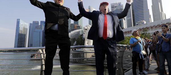 Sósias do presidente norte-americano, Donald Trump, e líder norte-coreano, Kim Jong-un, em Singapura - Sputnik Brasil