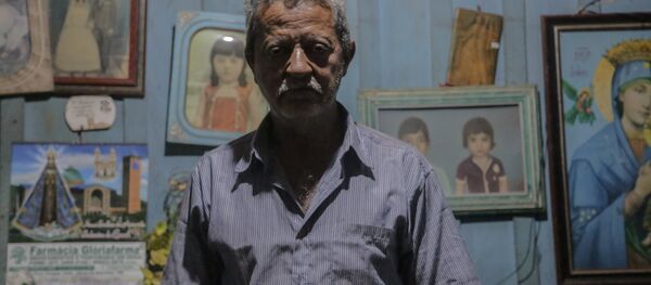 O apicultor Elso Gerônimo da Silva viu ruir uma de suas principais fontes de renda pelo efeito dos agrotóxicos. O apicultor Elso Gerônimo da Silva viu ruir uma de suas principais fontes de renda pelo efeito dos agrotóxicos. - Sputnik Brasil