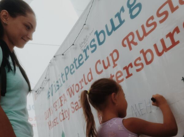 Transeuntes foram convidados a deixar mensagens em mural de divulgação da cidade de São Petersburgo em Copacabana, Rio de Janeiro - Sputnik Brasil