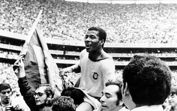 Jairzinho é carregado pelos torcedores depois do Brasil derrotar a Itália por 4 a 1 na final da Copa do Mundo, em 21 de junho de 1970, na Cidade do México. - Sputnik Brasil