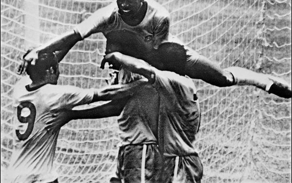 Pelé comemora com seus colegas de equipe Tostao, Carlos Alberto e Jairzinho durante a final da Copa do Mundo entre Brasil e Itália. - Sputnik Brasil