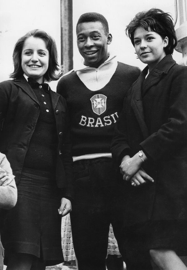 Foto tirada em junho de 1962 em Vina de Mare mostra o atacante brasileiro Pelé com duas torcedoras, poucos dias antes das quartas de final entre Brasil e Inglaterra, em 10 de junho. Pelé não participou da partida e ficou de fora até o final da competição, depois de fraturar um músculo oito dias antes. - Sputnik Brasil