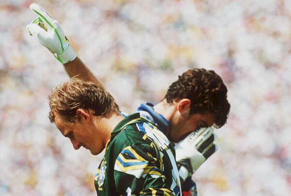 O goleiro brasileiro Taffarel vence a disputa com goleiro italiano Gianluca Pagliuca, depois de o Brasil conquistar sua quarta Copa do Mundo em 17 de julho de 1994, em Pasadena, Califórnia. O Brasil derrotou a Itália por 3 a 2 na disputa de pênaltis. - Sputnik Brasil