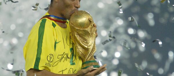 O capitão e defensor do Brasil, Cafu, beija o troféu da Copa do Mundo, comemorando a vitória do Brasil sobre a Alemanha por 2 a 0. - Sputnik Brasil