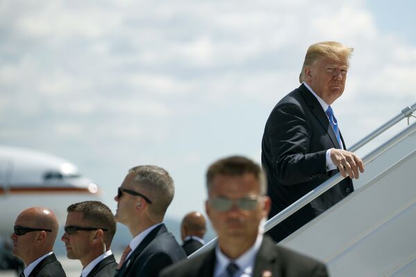 O presidente Donald Trump sobe a bordo do Força Aérea 1 em direção à Cingapura, onde encontrará o líder norte-coreano Kim Jong-un. O presidente Donald Trump sobe a bordo do Força Aérea 1 em direção à Cingapura, onde encontrará o líder norte-coreano Kim Jong-un. - Sputnik Brasil