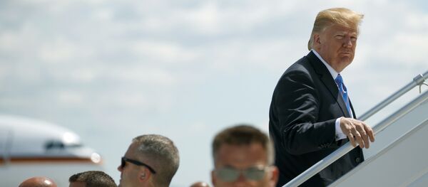 O presidente Donald Trump sobe a bordo do Força Aérea 1 em direção à Cingapura, onde encontrará o líder norte-coreano Kim Jong-un. - Sputnik Brasil