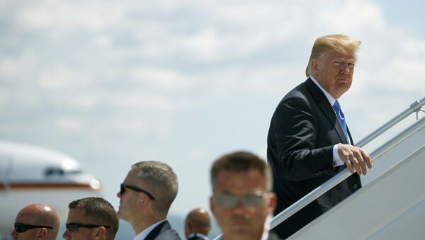 O presidente Donald Trump sobe a bordo do Força Aérea 1 em direção à Cingapura, onde encontrará o líder norte-coreano Kim Jong-un. - Sputnik Brasil