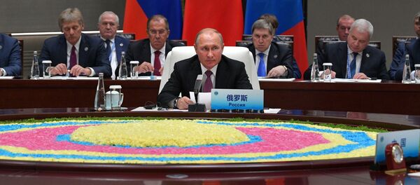 O presidente russo, Vladimir Putin, durante o encontro com o seu homólogo chinês, Xi Jinping, e o presidente da Mongólia, Khaltmaagiin Battulga, nas margens da cúpula da Organização de Cooperação de Xangai, na cidade chinesa de Qingdao - Sputnik Brasil