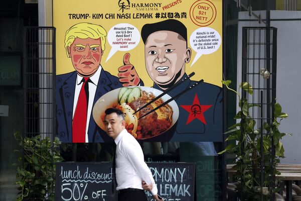 Cartaz publicitário retratando o presidente dos EUA, Donald Trump, e o líder da Coreia do Norte, Kim Jong-un, em Singapura - Sputnik Brasil