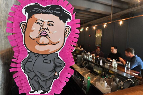 Pichorra retratando o líder da Coreia do Norte, Kim Jong-un em um restaurante singapuriano nas vésperas do seu histórico encontro com Donald Trump, que ocorrerá em 12 de junho - Sputnik Brasil