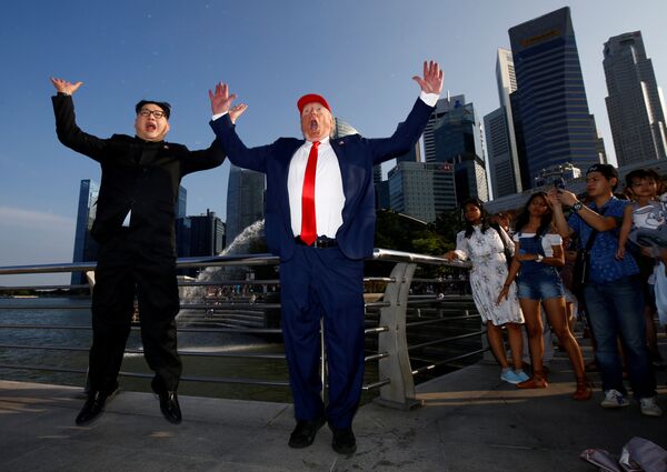 Sósias de Donald Trump e Kim Jong-un passeiam por Singapura nas vésperas da histórica cúpula bilateral, que ocorrerá em 12 de junho - Sputnik Brasil
