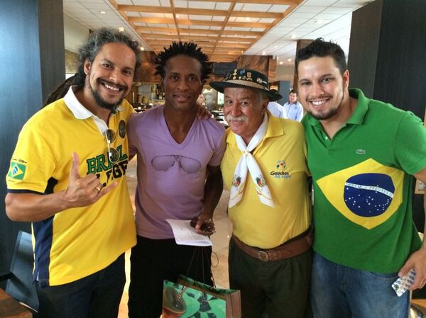 Clovis Fernandes com outros fãs da seleção - Sputnik Brasil