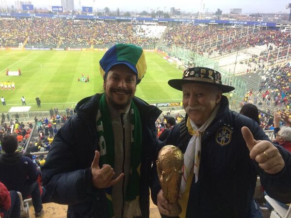 Clovis Fernandes, el célebre hincha brasileño conocido como Gaúcho da Copa, junto a su hijo Frank - Sputnik Brasil