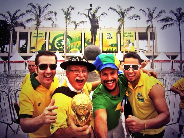 Clovis Fernandes, conhecido como Gaúcho da Copa, junto com outros torcedores do Brasil - Sputnik Brasil