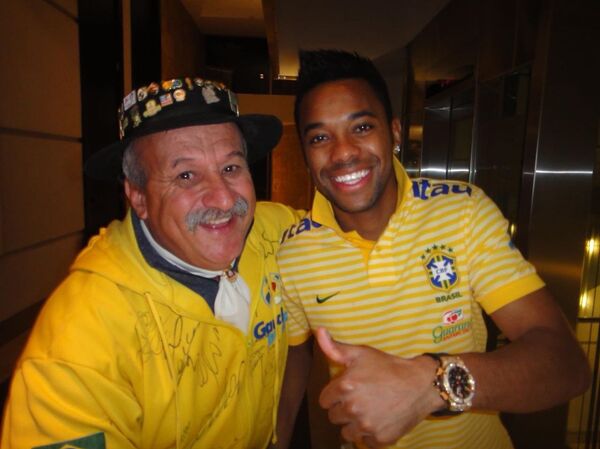 Clovis Fernandes com o jogador Robinho - Sputnik Brasil