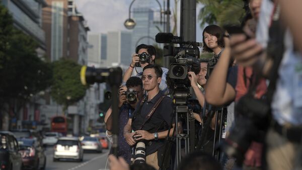 Jornalistas esperam pelo líder norte-coreano Kim Jong-un perto do Istana, ou Palácio Presidencial, em Singapura - Sputnik Brasil