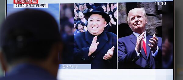 Um homem assiste um programa de TV mostrando o presidente dos EUA, Donald Trump, à direita, e o líder norte-coreano Kim Jong Un, à esquerda. - Sputnik Brasil
