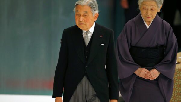 O imperador do Japão, Akihito, acompanhado pela imperatriz Michiko, deixa o  memorial comemorativo do 70º aniversário do fim da Segunda Guerra Mundial. - Sputnik Brasil