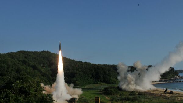 Lançamento do míssil balístico terra-terra ATACMS, nas águas do mar do Leste, na costa da Coreia do Sul, em 5 de julho de 2017 - Sputnik Brasil