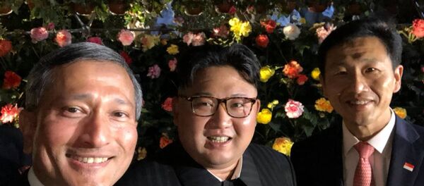 Ministro de Relações Exteriores de Cingapura, Vivian Balakrishnan (à esquerda), tira selfie com o líder norte-coreano Kim Jong-un e foto viraliza nas redes sociais. Kim está em Cingapura para um encontro com o presidente dos EUA Donald Trump. - Sputnik Brasil