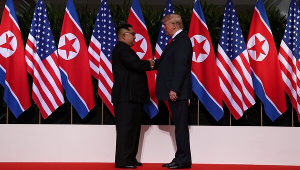 Trump e Kim iniciam encontro histórico com aperto de mão - Sputnik Brasil
