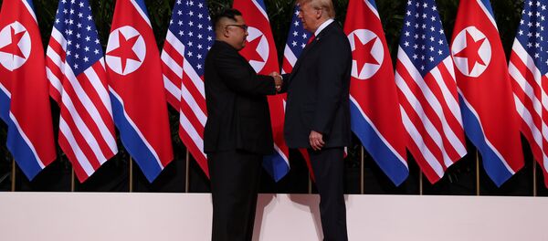 Trump e Kim iniciam encontro histórico com aperto de mão - Sputnik Brasil