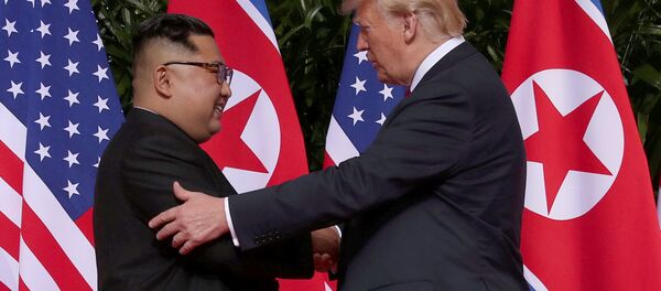Donald Trump e Kim Jong-un se cumprimentam antes de reunião histórica em Singapura Donald Trump e Kim Jong-un se cumprimentam antes de reunião histórica em Singapura - Sputnik Brasil