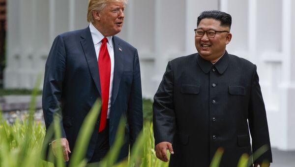 Presidente dos EUA, Donald Trump, e o líder norte-coreano, Kim Jong-un, passeiam após um almoço de negócios no âmbito da cúpula em 12 de junho de 2018, em Singapura - Sputnik Brasil