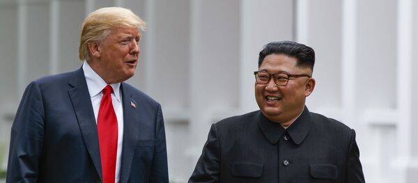 Presidente dos EUA, Donald Trump, e o líder norte-coreano, Kim Jong-un, passeiam após um almoço de negócios no âmbito da cimeira em 12 de junho de 2018, em Singapura - Sputnik Brasil