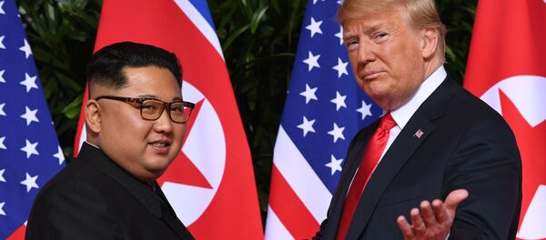 Líder norte-coreano, Kim Jong-un, e o presidente estadunidense, Donald Trump, se encontram pela primeira vez durante a cúpula histórica em Singapura, em 12 de junho de 2018 - Sputnik Brasil