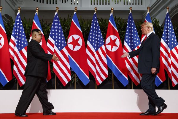 Líder norte-coreano, Kim Jong-un, e o presidente estadunidense, Donald Trump, prontos para se encontrar pela primeira vez durante a cúpula histórica em Singapura, em 12 de junho de 2018 - Sputnik Brasil